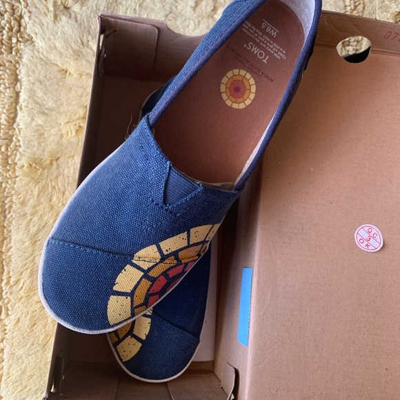 Toms Sneaker Like New, Never Worn - Picture 2 of 3